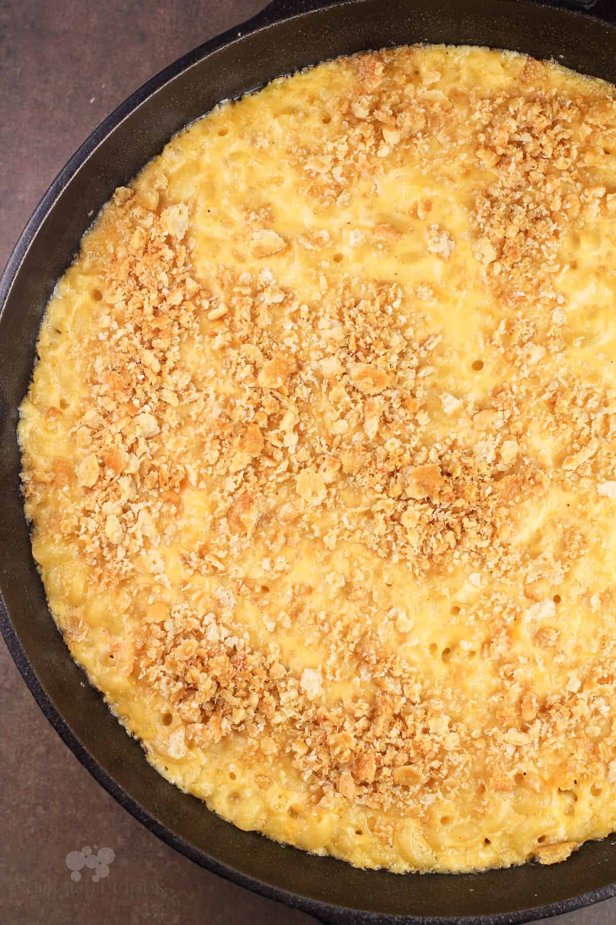 top view of cooked mac and cheese in cast iron skillet