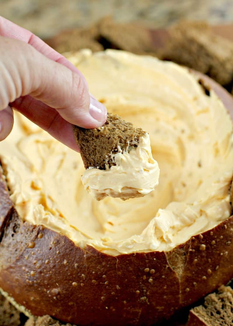 Cheddar Beer Pumpernickel Bread Dip