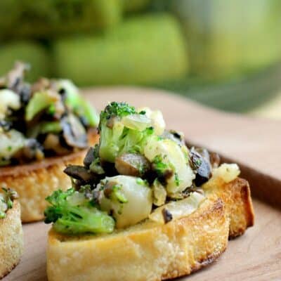 Winter Crostini with Mushrooms, Broccoli, and Hominy http://wp.me/p4qC4h-3x1