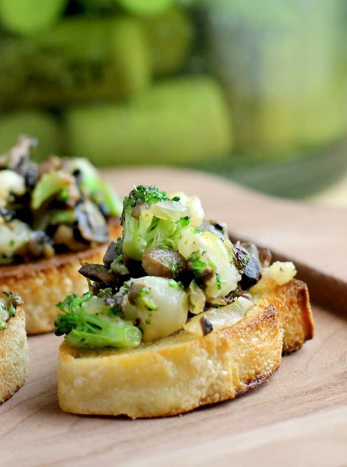 Winter Crostini with Mushrooms, Broccoli, and Hominy http://wp.me/p4qC4h-3x1